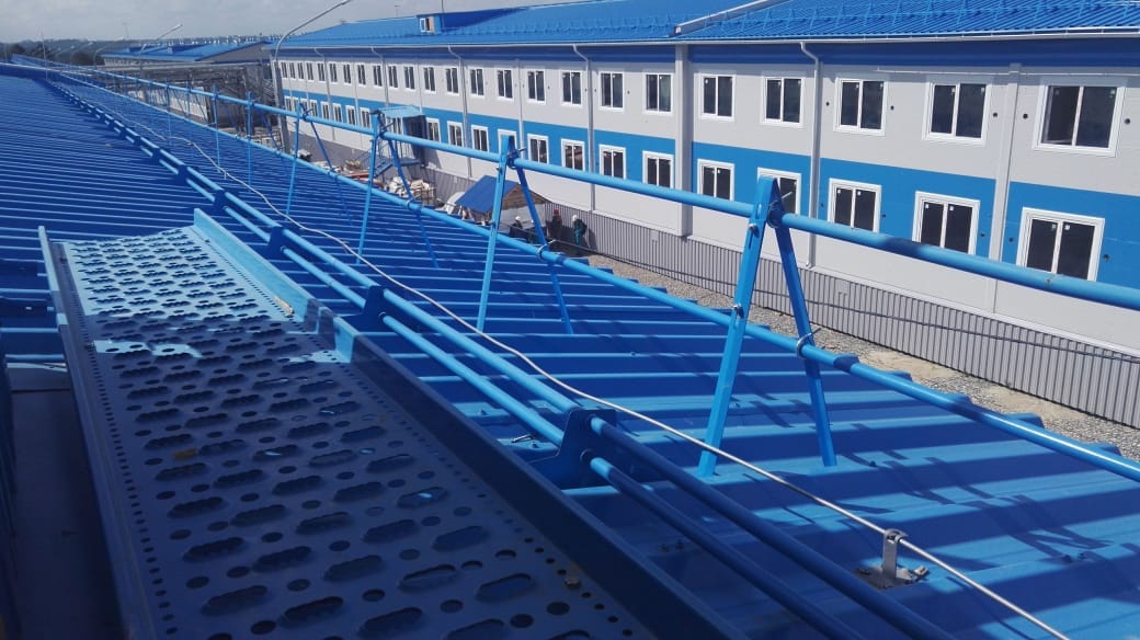 В нашей компании вы можете рассчитать и заказать кровельные мостики с установкой "ПОД КЛЮЧ". На все выполненные работы мы предоставляем гарантию и соответсвующие документы и сертификаты. Наша команда специалистов с большим стажем, выполнит монтаж качественно и в сроки. Заказывая продукцию вместе с установкой, вы получите качественные элементы безопасности от ведущего европейского производителя Borge. Мы гарантируем вам  спокойствие и уверенность в качестве проделанных работ. Все честно и прозрачно. 