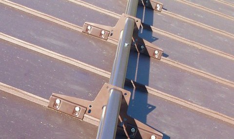 овальная труба 45 х 25 мм, толщина 1,2 мм  - 4 опоры универсальных опоры , толщиной 2 мм  -  оцинкованный металл  - порошковая окраска  - универсальная система прокладок из пластиката - это лучше, чем ЭПДМ-резина  - комплект крепежа  - стандартные цвета RAL 8017, 3005, 6005, RR 32 