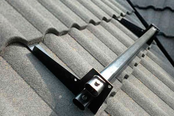 овальная труба 45 х 25 мм, толщина 1,2 мм  - 4 опоры универсальных опоры , толщиной 2 мм  -  оцинкованный металл  - порошковая окраска  - универсальная система прокладок из пластиката - это лучше, чем ЭПДМ-резина  - комплект крепежа  - стандартные цвета RAL 8017, 3005, 6005, RR 32 