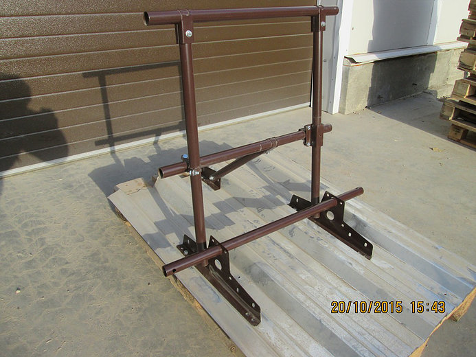 ограждение Борге Эконом изготовлено из неоцинкованного металла           - 3 опоры  - толщина опор 2 мм   - труба Ø 32 мм  - толщина трубы 1 мм  - комплект крепежа  - порошковая окраска  - функция снегозадержания (2 круглых трубы Ø32 мм) 