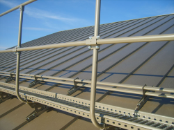 ограждения Борге изготовлены из оцинкованного холоднокатного металла  - все элементы имеют высококачественную порошковую окраску палитры RAL / RR  - 3 универсальных опоры кронштейна, толщиной 2 мм  - 2 круглых трубы, толщиной 1 мм  - 3 г-образных трубы, толщиной 1 мм  - 3 регулировочных кронштейна  - 3 скобообразных кронштейна  - 6 шляпных кронштейнов  - 6 хомутов  - 6 кронштейнов для фальцевой кровли  - комплект крепежа: болт М8*45 длинный (5 шт), болт М8*16 (42 шт), шайба (47 шт), гайка М8 (59 шт)  - вся продукция сертифицирована  - гарантия  25 лет