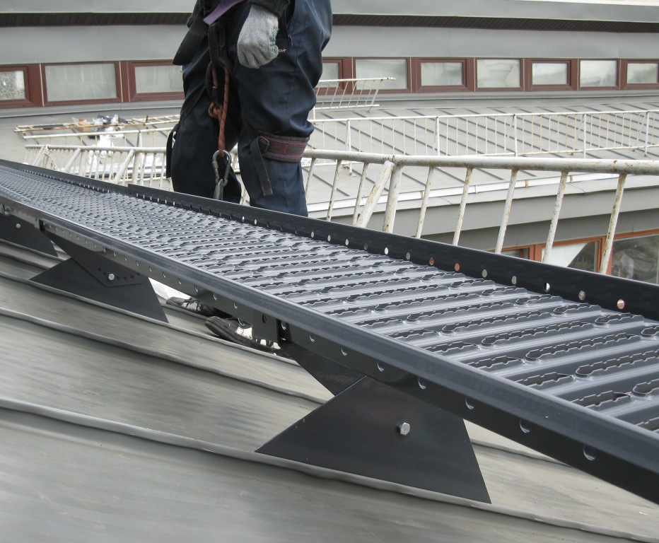 В нашей компании вы можете рассчитать и заказать кровельные мостики с установкой "ПОД КЛЮЧ". На все выполненные работы мы предоставляем гарантию и соответсвующие документы и сертификаты. Наша команда специалистов с большим стажем, выполнит монтаж качественно и в сроки. Заказывая продукцию вместе с установкой, вы получите качественные элементы безопасности от ведущего европейского производителя Borge. Мы гарантируем вам  спокойствие и уверенность в качестве проделанных работ. Все честно и прозрачно. 